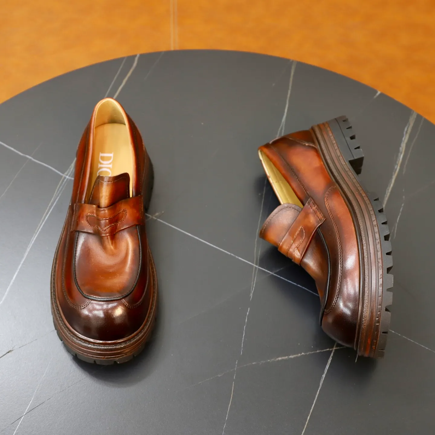 Ex-factory price: 520💰 [Dior] Dior's new casual men's shoes are launched in Hong Kong counters. Official website 1:1 production. Italian washed cowhide + water-dyed leather lining. Designed by European and American masters. Perfect shape to create counter quality, solid color rubber wear-resistant outsole and classic dazzling head! Super versatile and very comfortable. High-end without losing taste, fashionable and novel! ! Absolute focus! 3 colors available! Code number 38-45